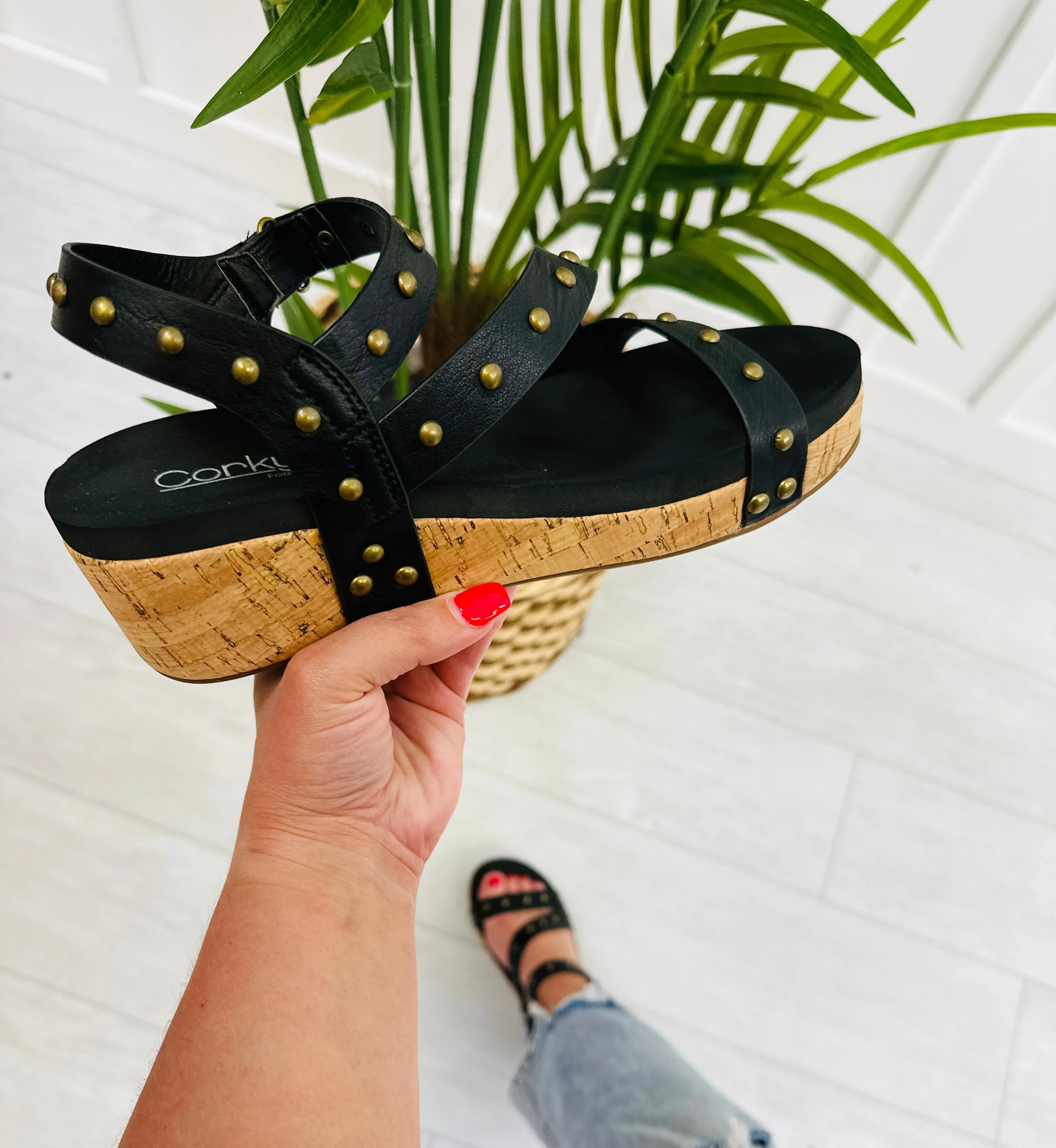 Desirable Destinations Sandals In Black